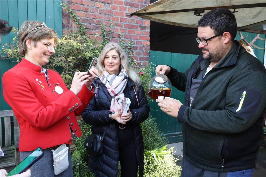 Viele Fotos vom Bauernmarkt in Raesfeld-Erle: Zahlreiche Besucher am Hof Stegerhoff