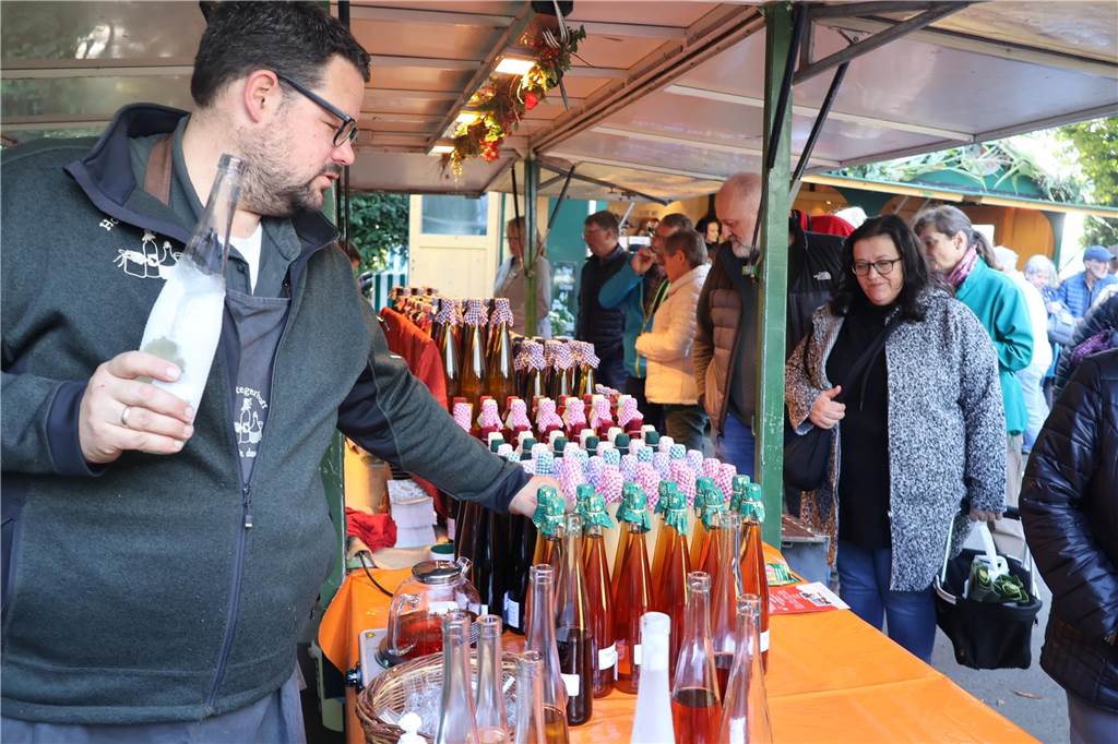 Viele Fotos vom Bauernmarkt in Raesfeld-Erle: Zahlreiche Besucher am Hof Stegerhoff