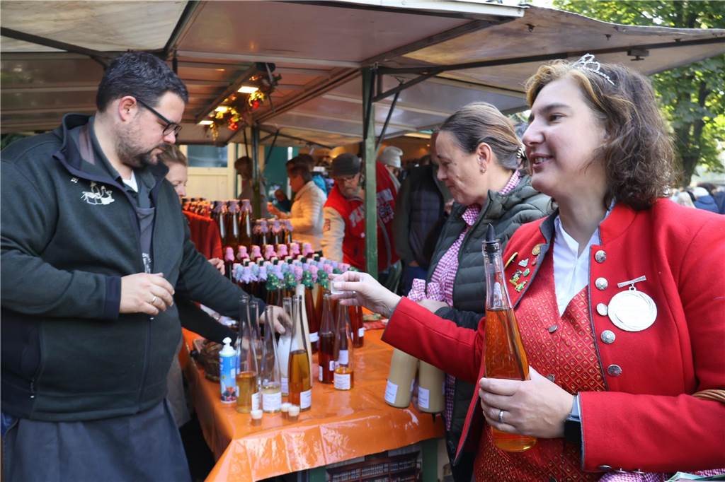 Viele Fotos vom Bauernmarkt in Raesfeld-Erle: Zahlreiche Besucher am Hof Stegerhoff