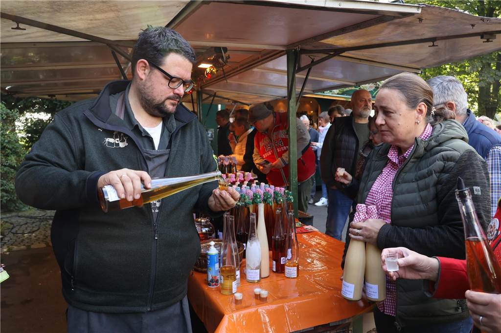 Viele Fotos vom Bauernmarkt in Raesfeld-Erle: Zahlreiche Besucher am Hof Stegerhoff