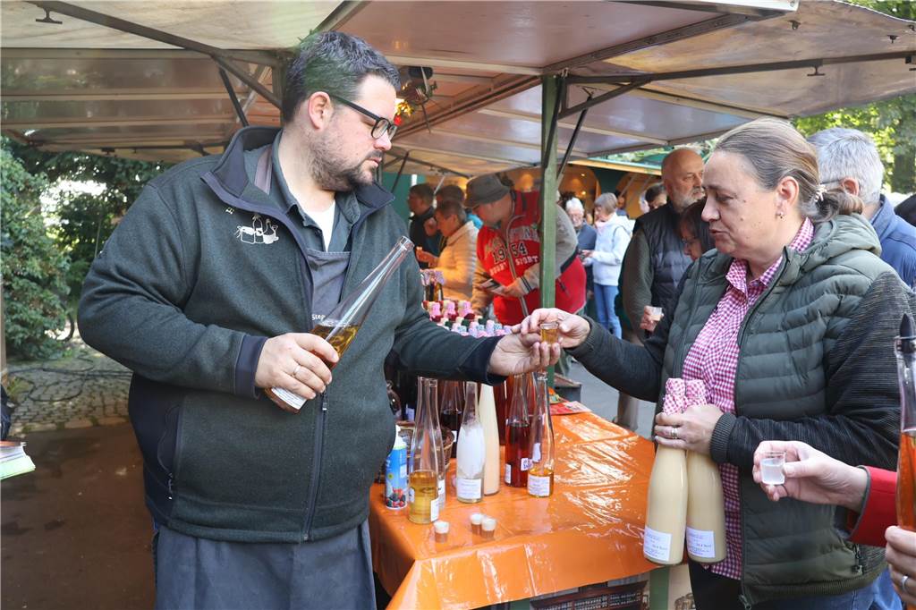 Viele Fotos vom Bauernmarkt in Raesfeld-Erle: Zahlreiche Besucher am Hof Stegerhoff