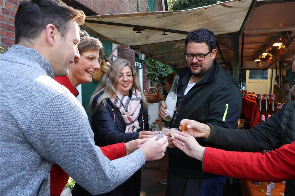 Viele Fotos vom Bauernmarkt in Raesfeld-Erle: Zahlreiche Besucher am Hof Stegerhoff