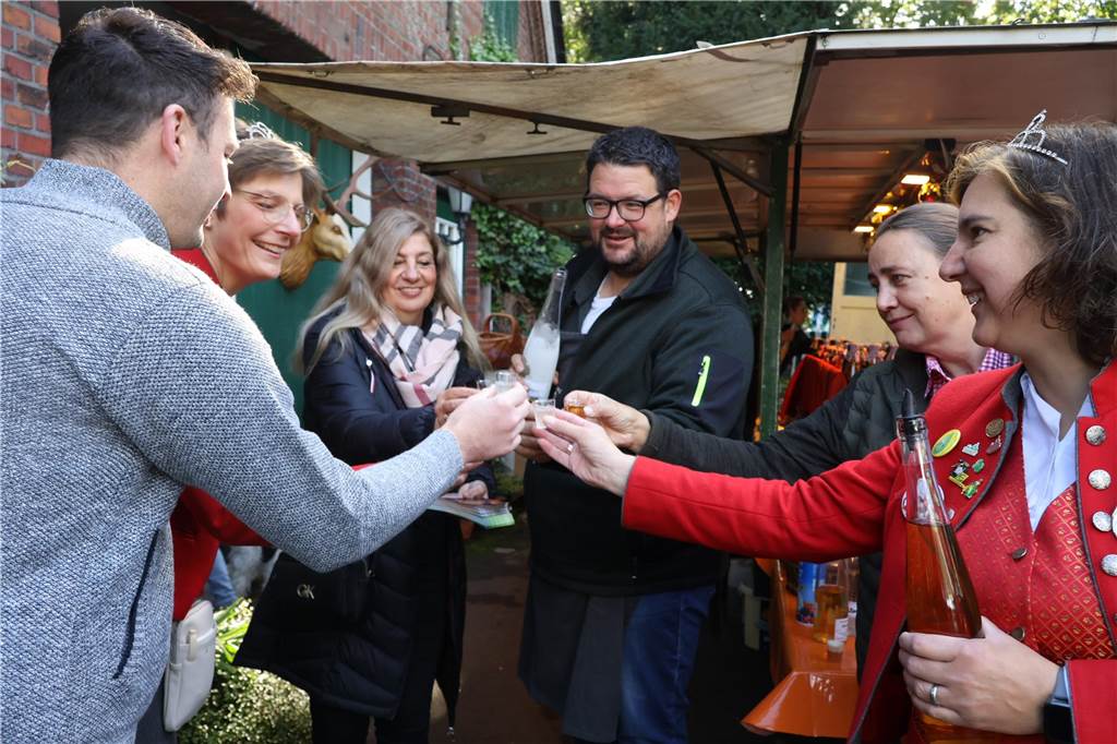 Viele Fotos vom Bauernmarkt in Raesfeld-Erle: Zahlreiche Besucher am Hof Stegerhoff