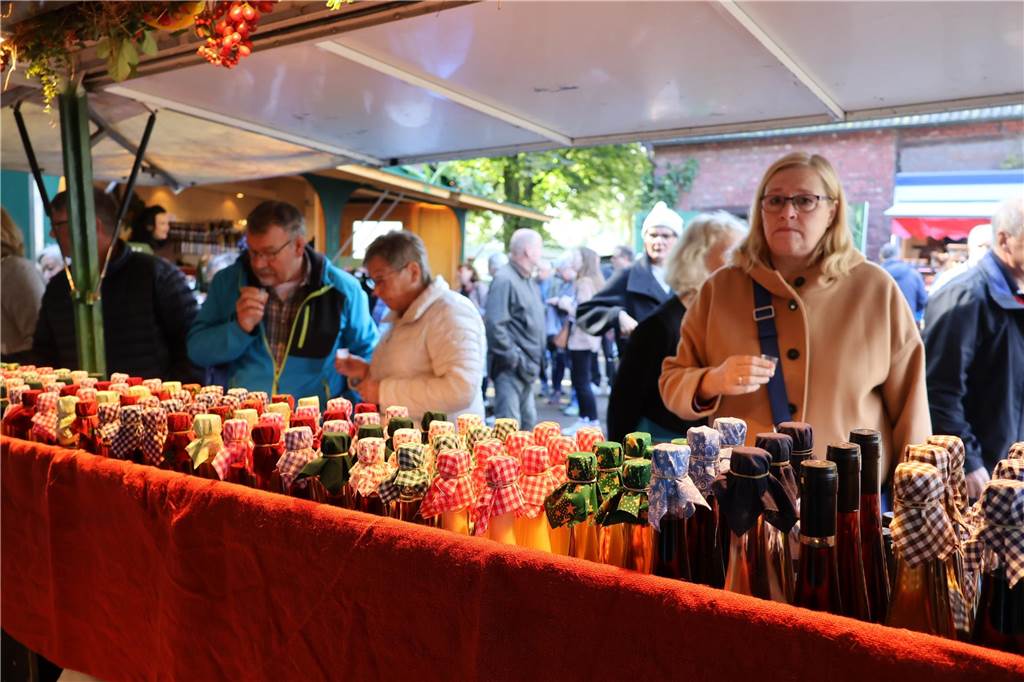 Viele Fotos vom Bauernmarkt in Raesfeld-Erle: Zahlreiche Besucher am Hof Stegerhoff
