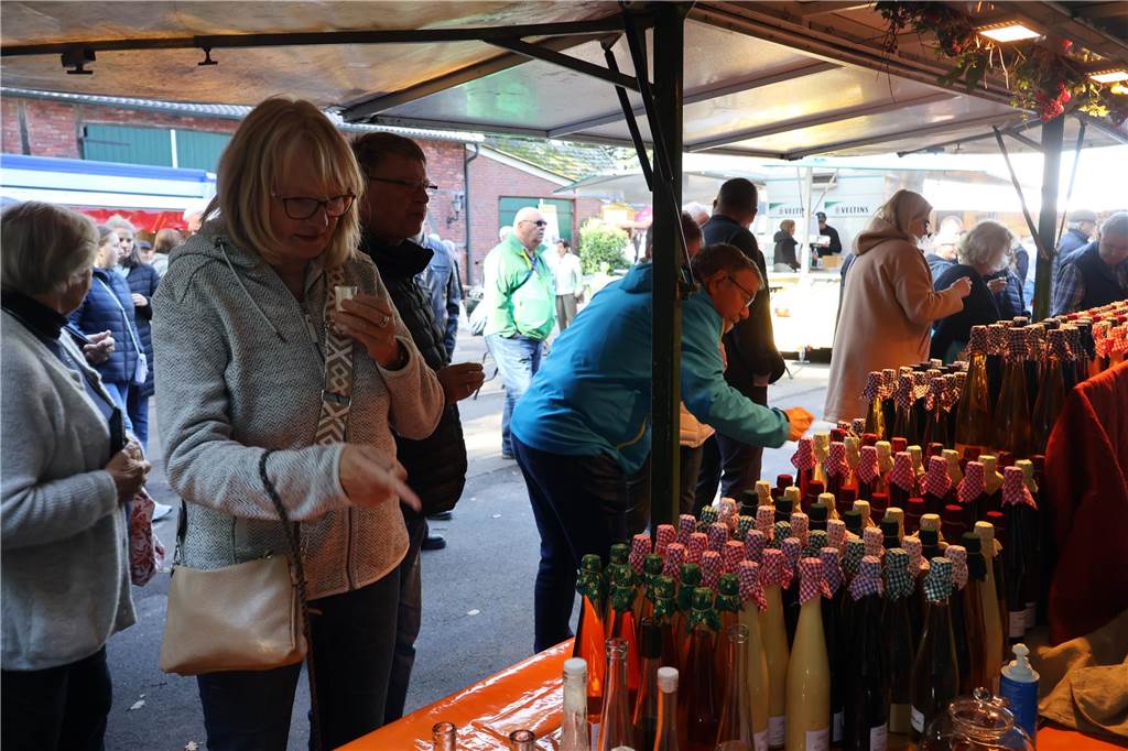 Viele Fotos vom Bauernmarkt in Raesfeld-Erle: Zahlreiche Besucher am Hof Stegerhoff