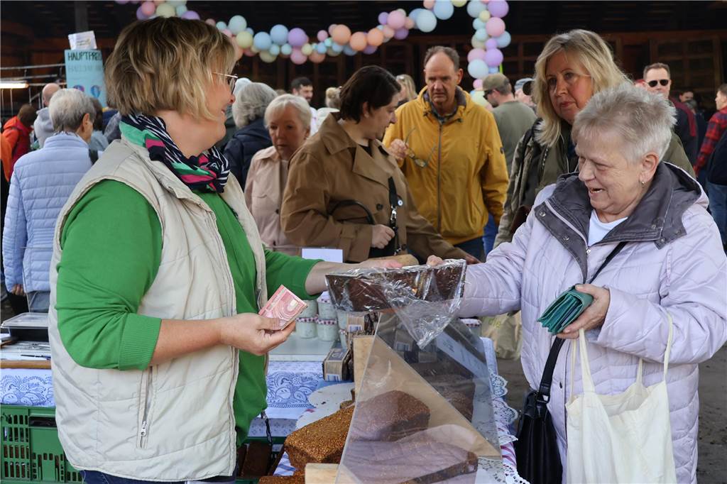 Viele Fotos vom Bauernmarkt in Raesfeld-Erle: Zahlreiche Besucher am Hof Stegerhoff