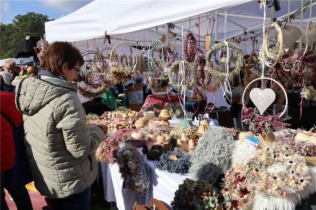 Viele Fotos vom Bauernmarkt in Raesfeld-Erle: Zahlreiche Besucher am Hof Stegerhoff
