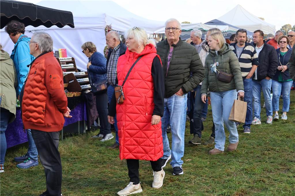 Viele Fotos vom Bauernmarkt in Raesfeld-Erle: Zahlreiche Besucher am Hof Stegerhoff
