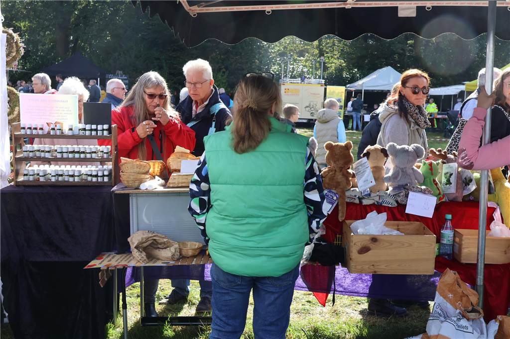 Viele Fotos vom Bauernmarkt in Raesfeld-Erle: Zahlreiche Besucher am Hof Stegerhoff