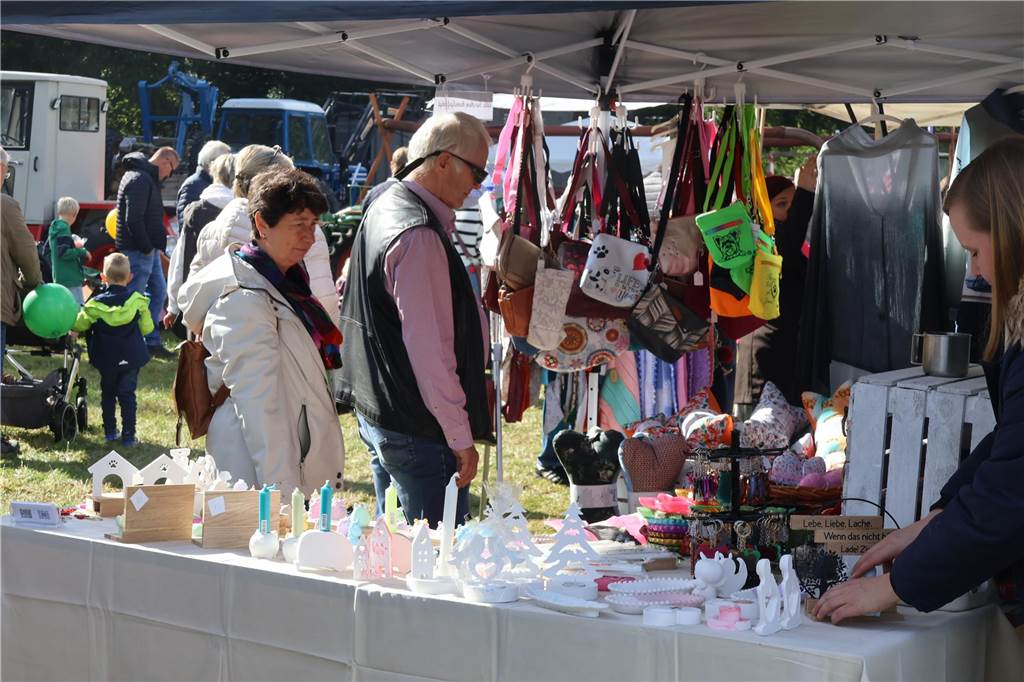 Viele Fotos vom Bauernmarkt in Raesfeld-Erle: Zahlreiche Besucher am Hof Stegerhoff