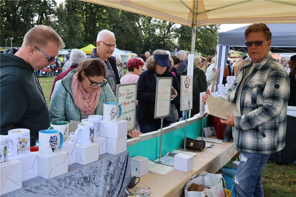 Viele Fotos vom Bauernmarkt in Raesfeld-Erle: Zahlreiche Besucher am Hof Stegerhoff