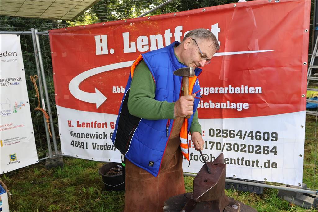 Viele Fotos vom Bauernmarkt in Raesfeld-Erle: Zahlreiche Besucher am Hof Stegerhoff