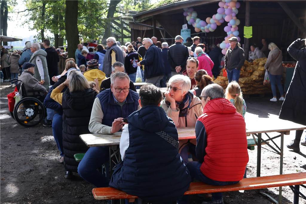Viele Fotos vom Bauernmarkt in Raesfeld-Erle: Zahlreiche Besucher am Hof Stegerhoff