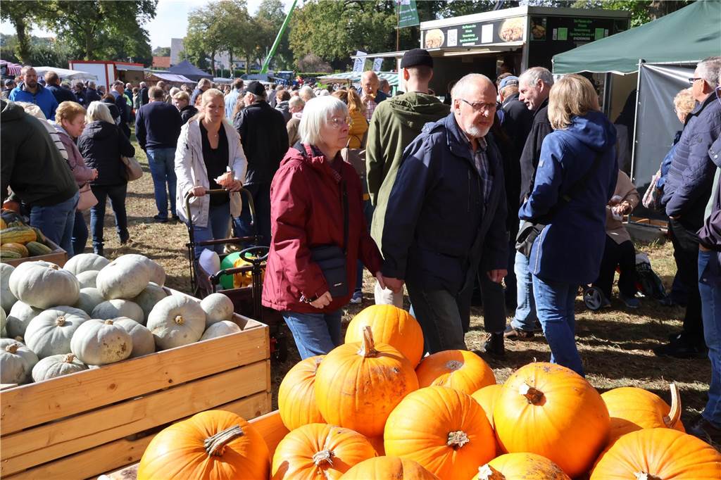 Viele Fotos vom Bauernmarkt in Raesfeld-Erle: Zahlreiche Besucher am Hof Stegerhoff