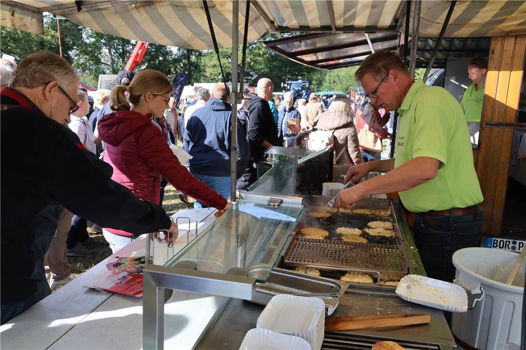 Viele Fotos vom Bauernmarkt in Raesfeld-Erle: Zahlreiche Besucher am Hof Stegerhoff