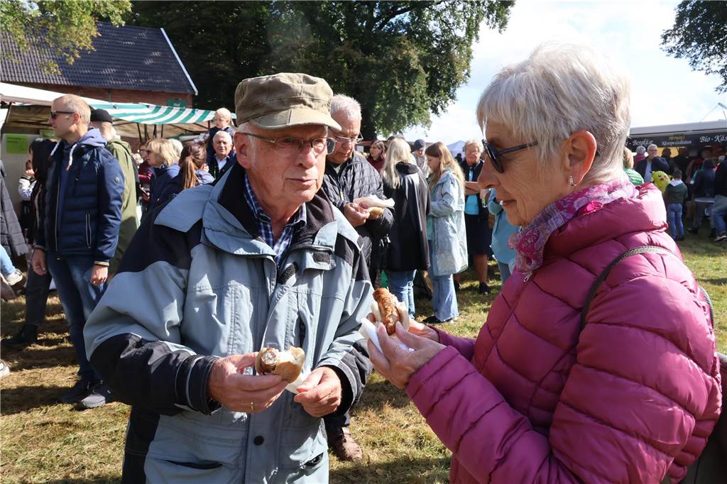 Viele Fotos vom Bauernmarkt in Raesfeld-Erle: Zahlreiche Besucher am Hof Stegerhoff