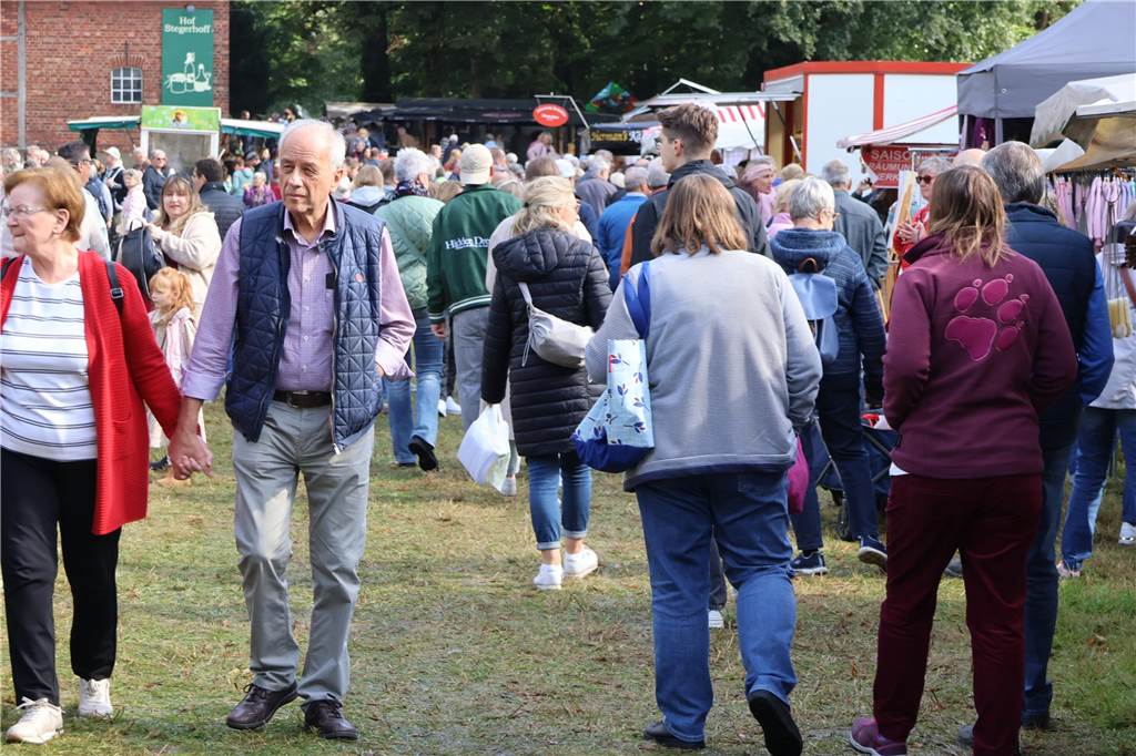 Viele Fotos vom Bauernmarkt in Raesfeld-Erle: Zahlreiche Besucher am Hof Stegerhoff