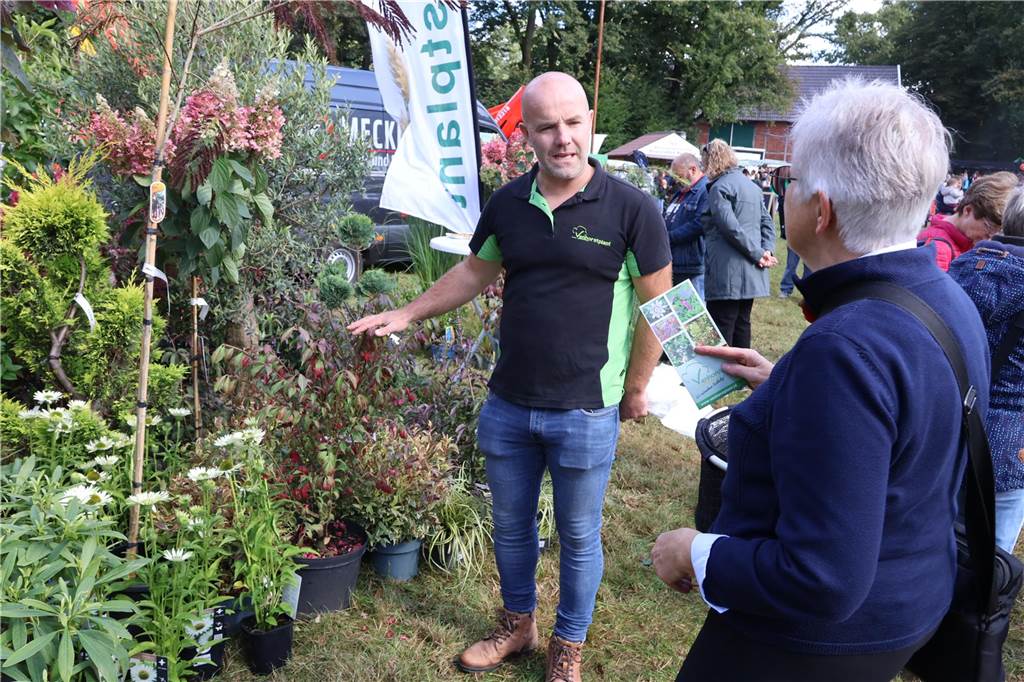 Viele Fotos vom Bauernmarkt in Raesfeld-Erle: Zahlreiche Besucher am Hof Stegerhoff