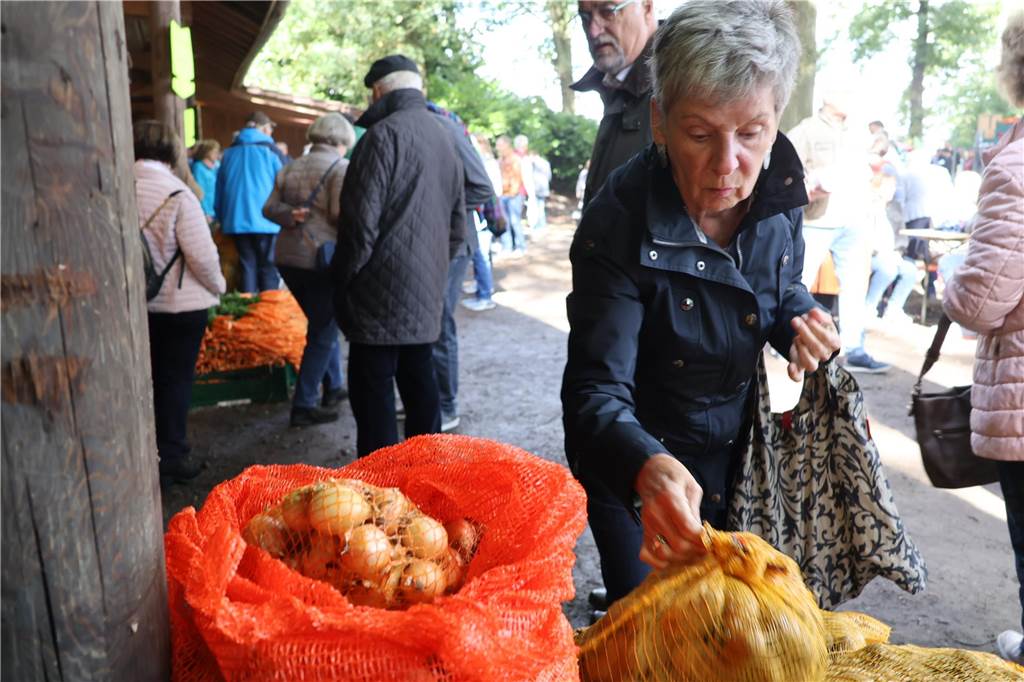 Viele Fotos vom Bauernmarkt in Raesfeld-Erle: Zahlreiche Besucher am Hof Stegerhoff