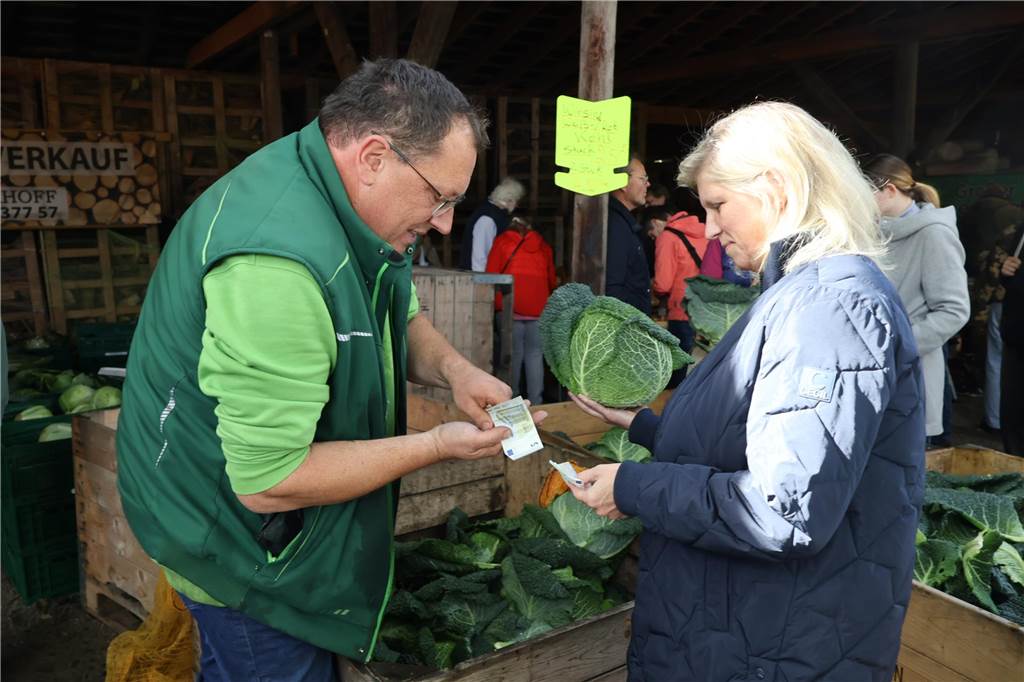 Viele Fotos vom Bauernmarkt in Raesfeld-Erle: Zahlreiche Besucher am Hof Stegerhoff
