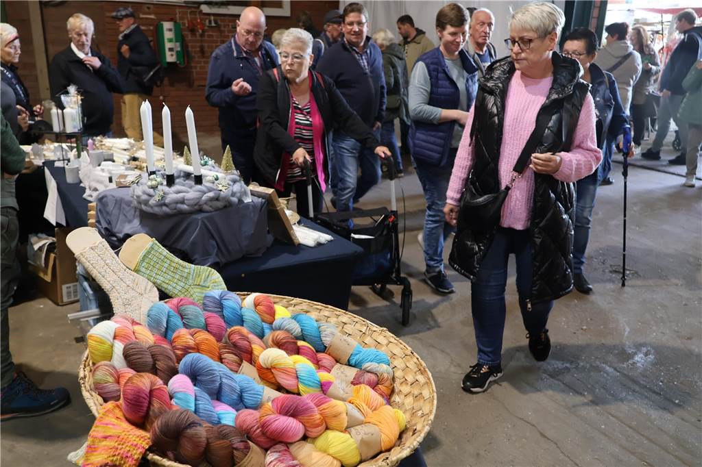 Viele Fotos vom Bauernmarkt in Raesfeld-Erle: Zahlreiche Besucher am Hof Stegerhoff