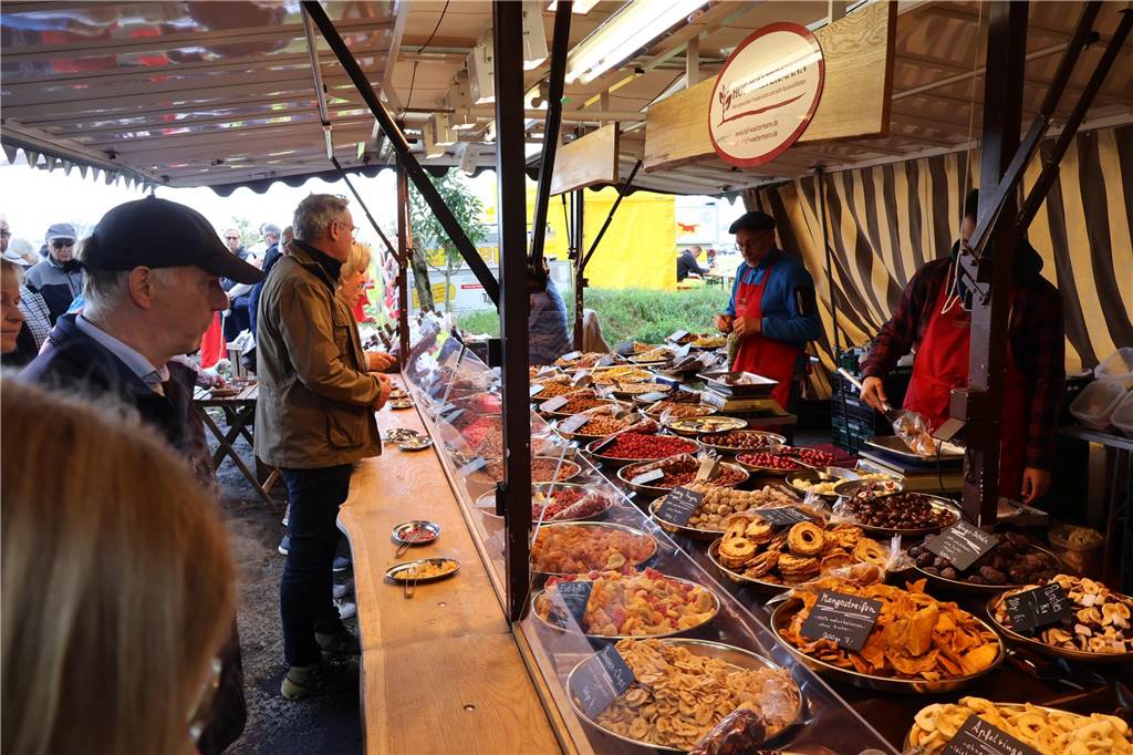 Viele Fotos vom Bauernmarkt in Raesfeld-Erle: Zahlreiche Besucher am Hof Stegerhoff