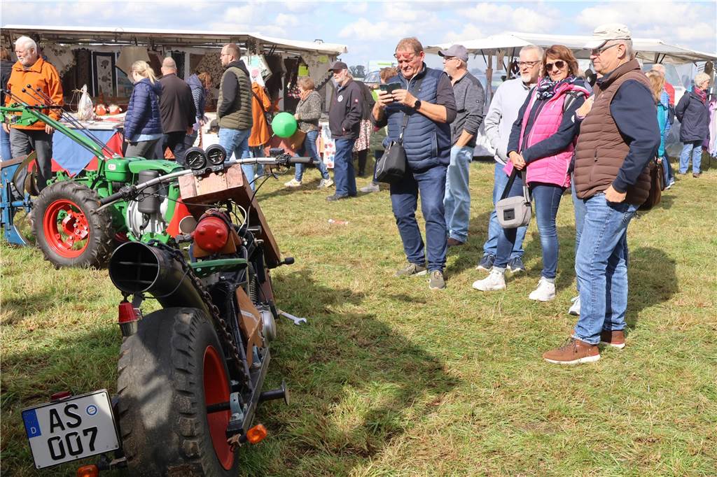 Viele Fotos vom Bauernmarkt in Raesfeld-Erle: Zahlreiche Besucher am Hof Stegerhoff