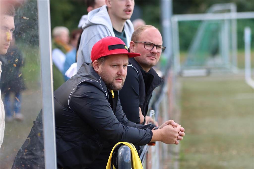 Erster Sieg, Derby-Remis und Niederlage: