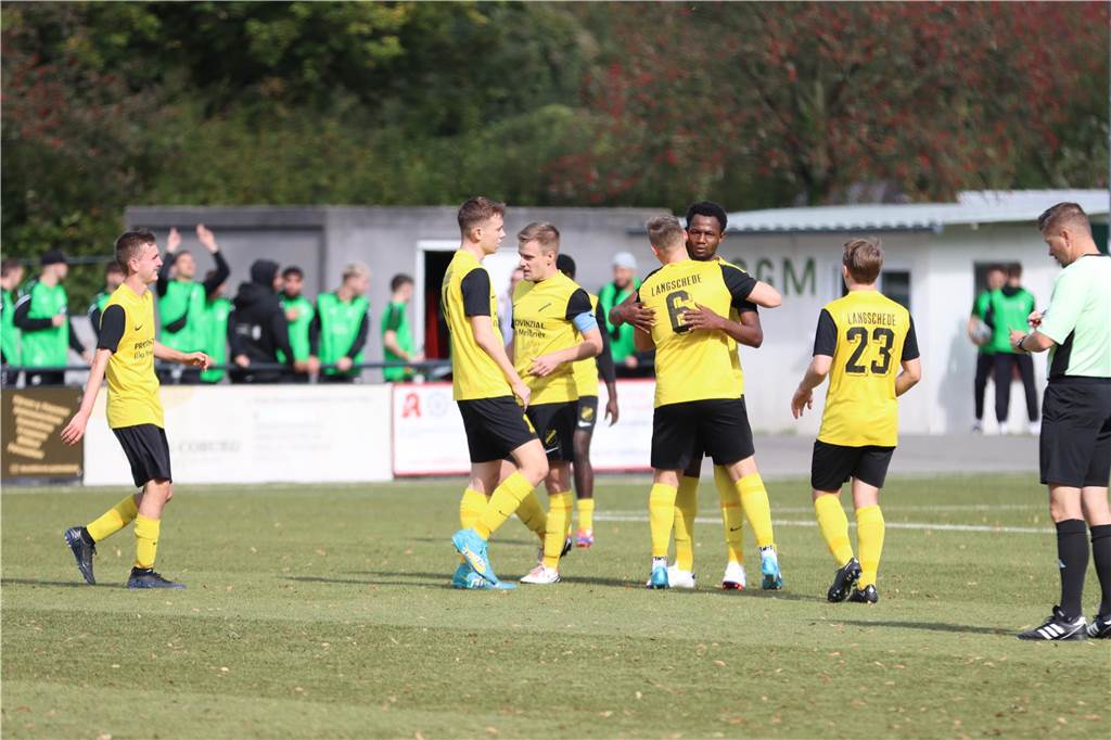 Erster Sieg, Derby-Remis und Niederlage: