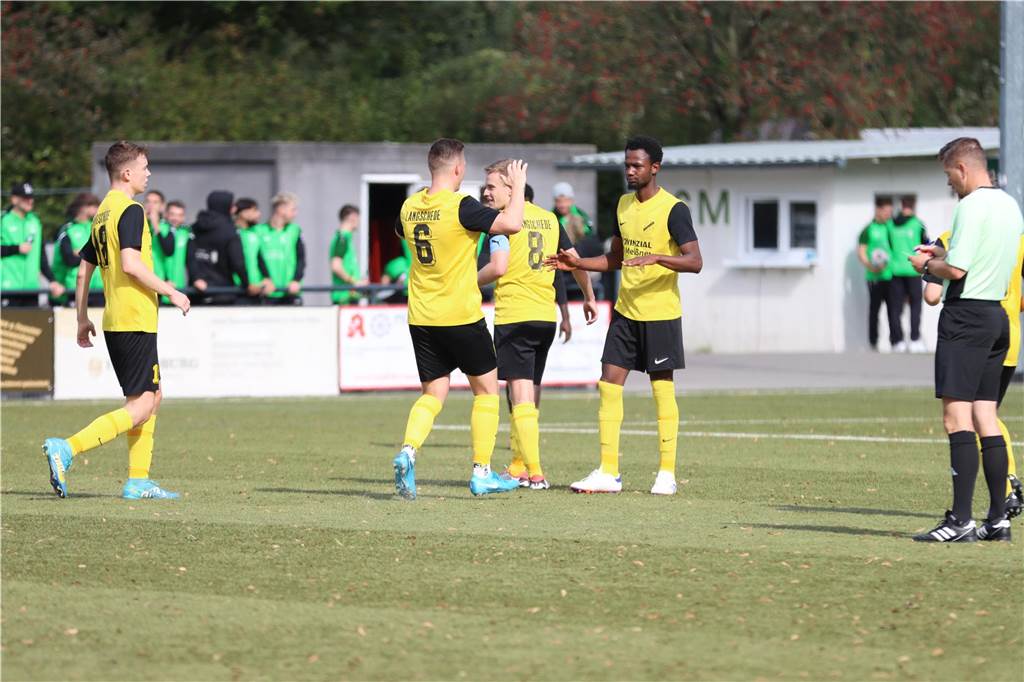 Erster Sieg, Derby-Remis und Niederlage: