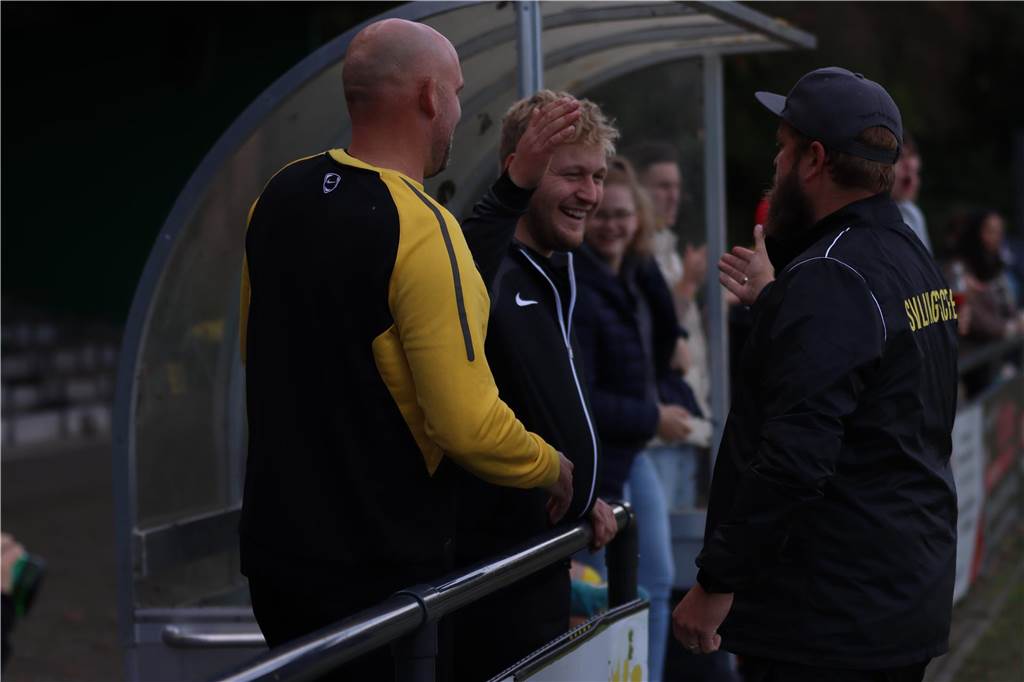 Erster Sieg, Derby-Remis und Niederlage: