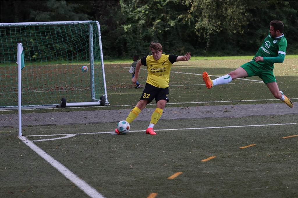 Erster Sieg, Derby-Remis und Niederlage: