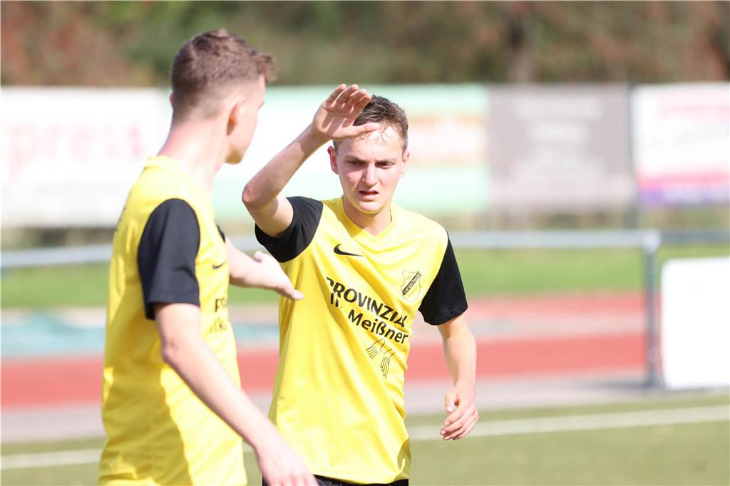 Erster Sieg, Derby-Remis und Niederlage: