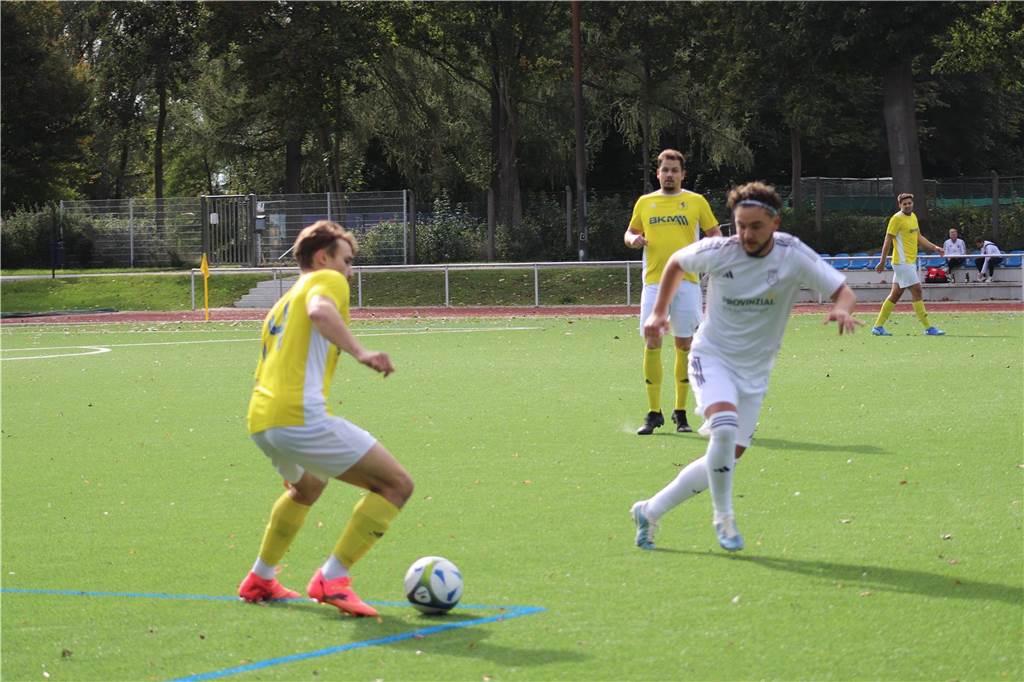 Erster Sieg, Derby-Remis und Niederlage: