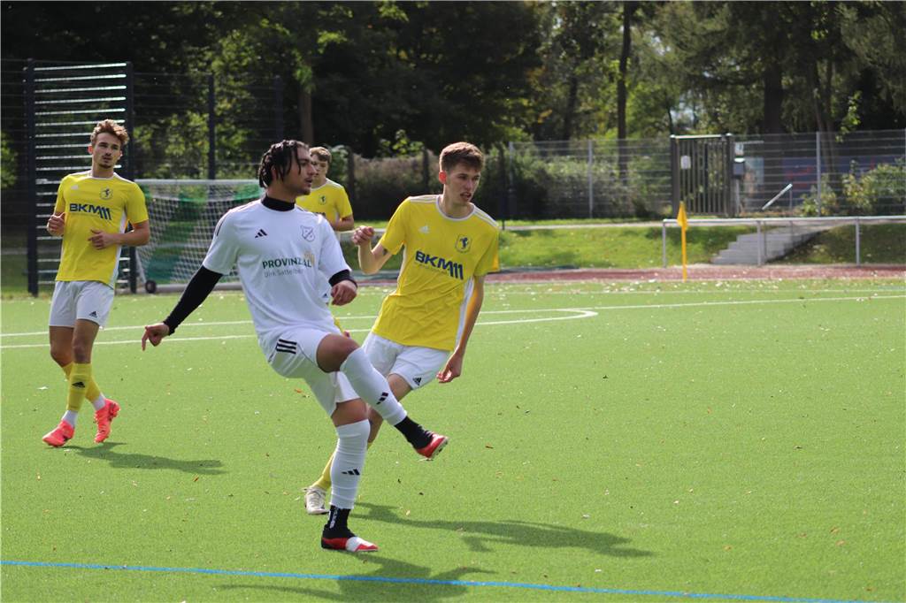 Erster Sieg, Derby-Remis und Niederlage: