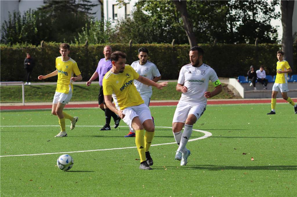 Erster Sieg, Derby-Remis und Niederlage: