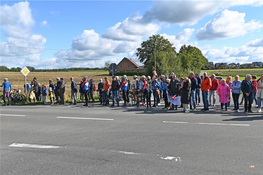 Auch in Dorsten warteten die Radsportfans auf die Profis. Das Radrennen Giro Münsterland streifte Lembeck. 
