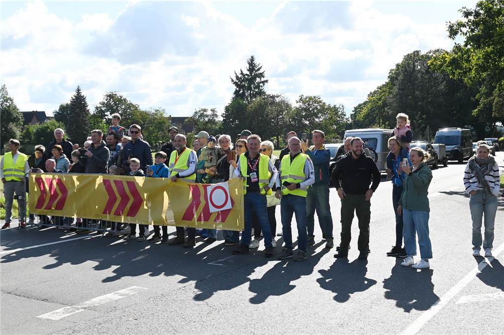 Auch in Dorsten warteten die Radsportfans auf die Profis. Das Radrennen Giro Münsterland streifte Lembeck. 