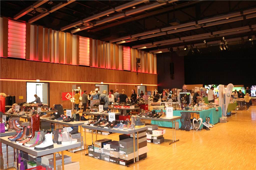Lagerkehr(Ah)aus kommt an: Auf Schnäppchenjagd in der Stadthalle
