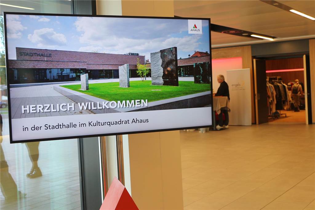 Lagerkehr(Ah)aus kommt an: Auf Schnäppchenjagd in der Stadthalle