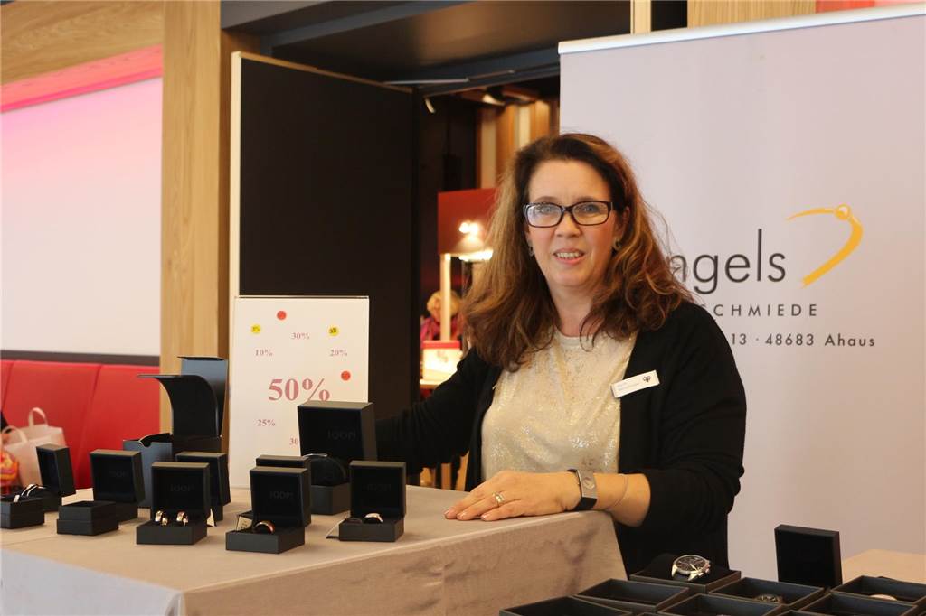Lagerkehr(Ah)aus kommt an: Auf Schnäppchenjagd in der Stadthalle