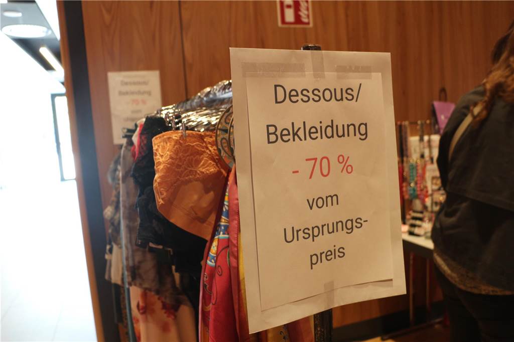 Lagerkehr(Ah)aus kommt an: Auf Schnäppchenjagd in der Stadthalle
