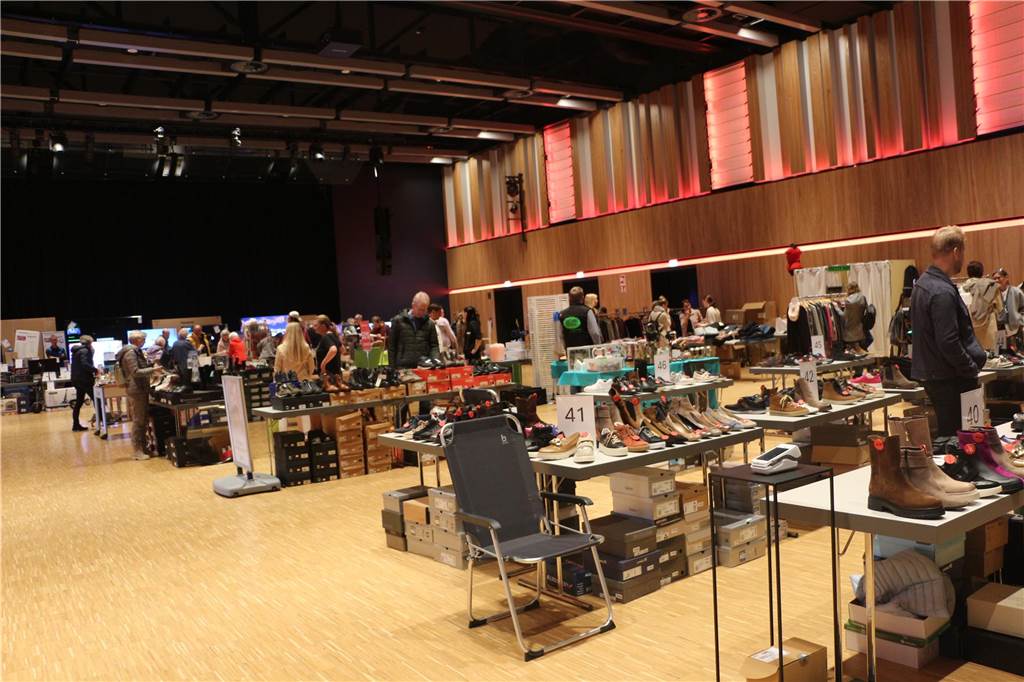 Lagerkehr(Ah)aus kommt an: Auf Schnäppchenjagd in der Stadthalle