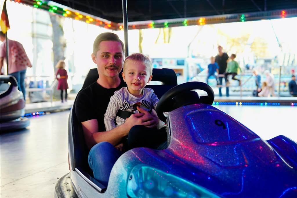 Strahlende Gesichter auf der Schwerter Herbstkirmes: Am Samstag zieht es viele in die City