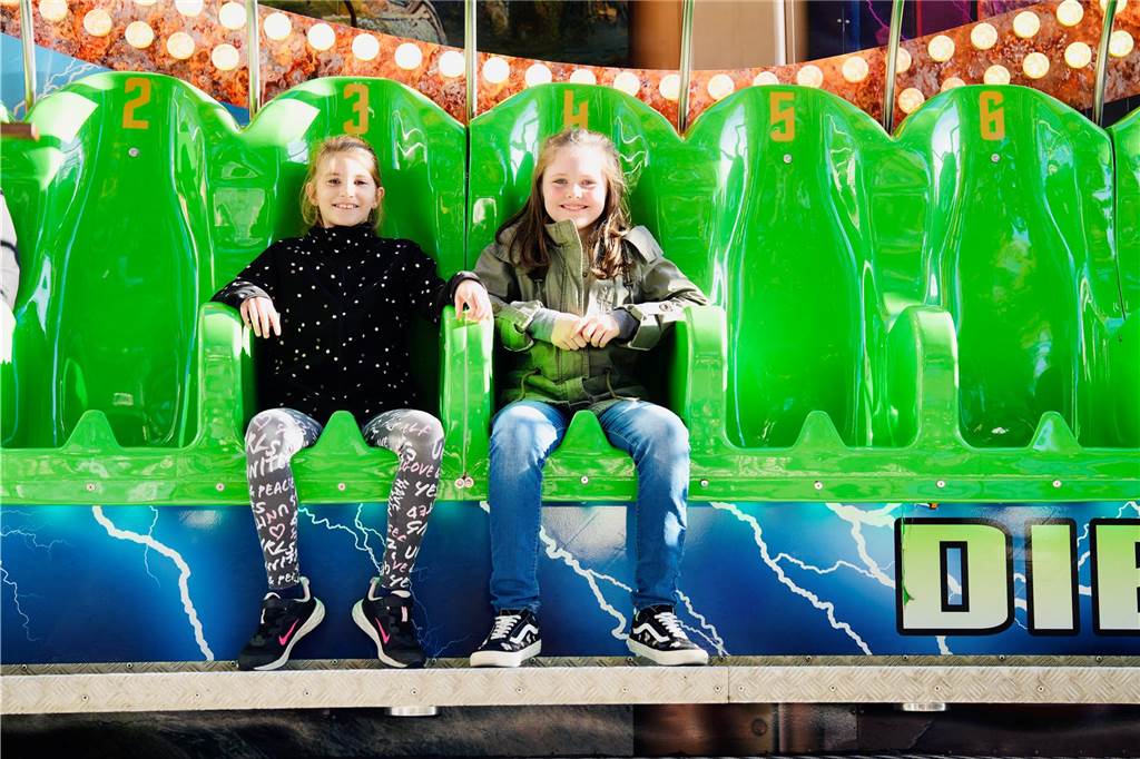 Strahlende Gesichter auf der Schwerter Herbstkirmes: Am Samstag zieht es viele in die City