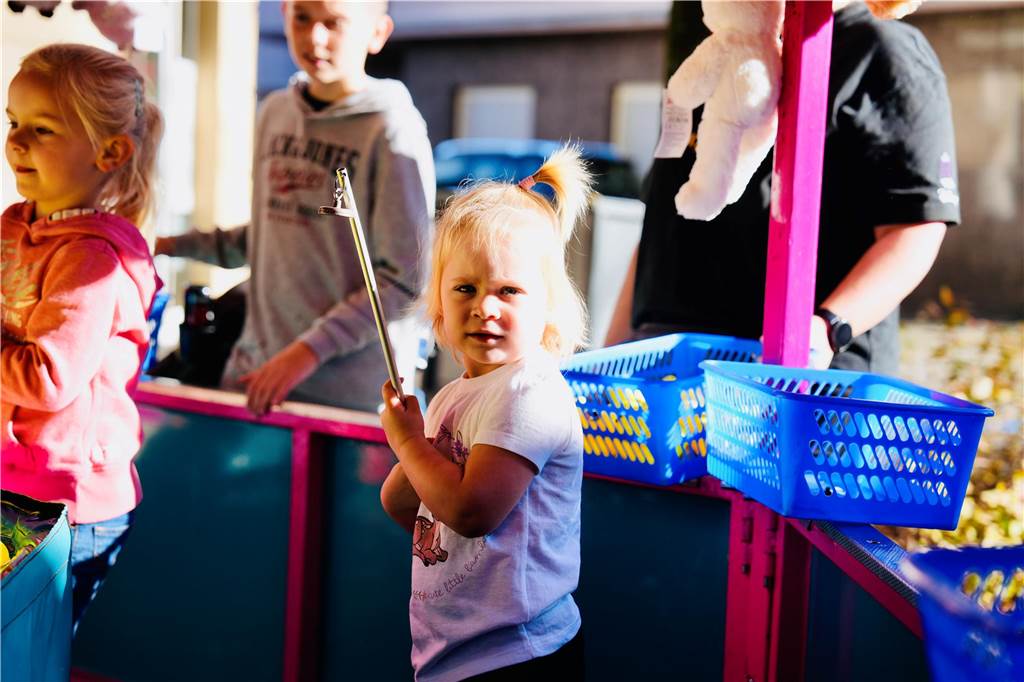 Strahlende Gesichter auf der Schwerter Herbstkirmes: Am Samstag zieht es viele in die City