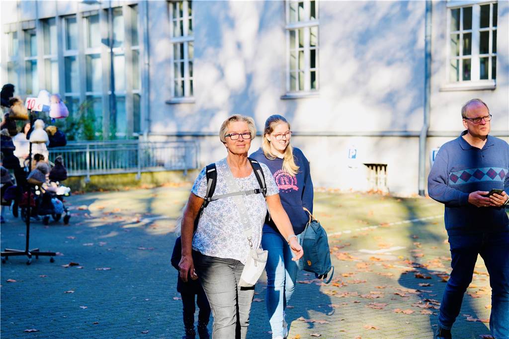 Strahlende Gesichter auf der Schwerter Herbstkirmes: Am Samstag zieht es viele in die City