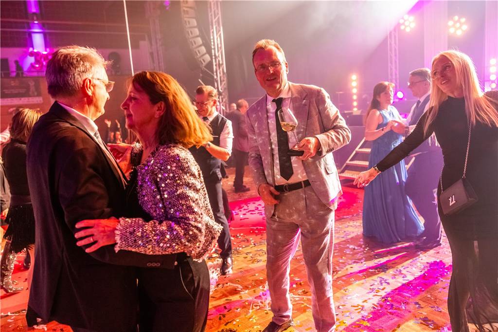 Die besten Bilder der Solidarfonds-Gala 2024: Feine Gäste feiern BVB, Hagedorn und Roland Kaiser