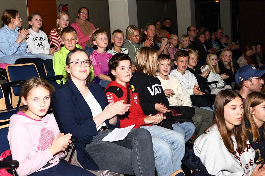Viel Applaus für die Theater-AG: Die besten Fotos von der Premierenfeier