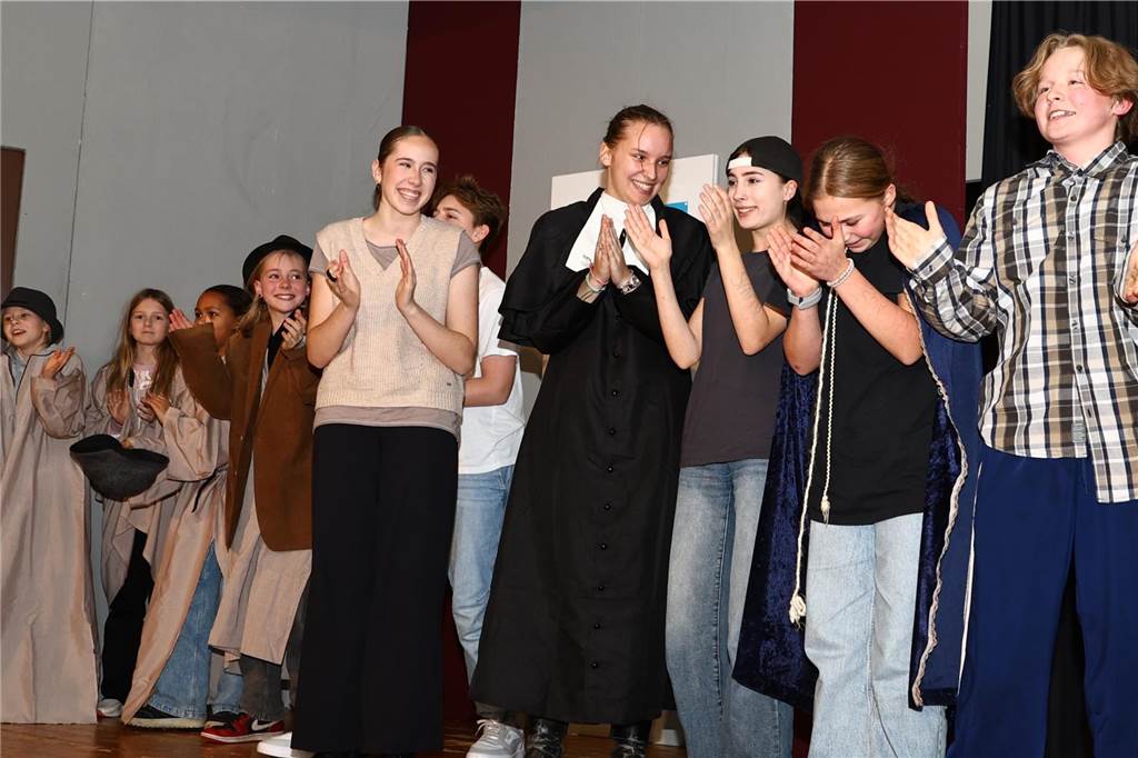 Viel Applaus für die Theater-AG: Die besten Fotos von der Premierenfeier